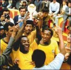 Changer de maillot : 16 juillet 1950, l'Uruguay crucifie le Brsil en finale du Mondial. Un Brsil qui ne jouait pas encore dans la tenue auriverde (photo) de ses 5 victoires au Mondial, mais en...