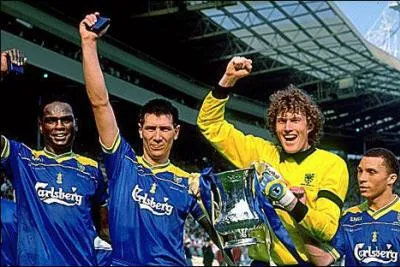 Montrer ses fesses  l'adversaire, lui pincer les couilles, et le tacler gnreusement. Ces techniques permirent aux bouchers de Wimbledon de se hisser au sommet du foot anglais en remportant...