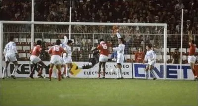 Mettre la main Ben oui, Maradona, Henry, Suarez, tous l'on fait, et a a pay. Et tous les marseillais se souviennent de la  main de Vata , qui limina l'OM en demi-finale de la C1, lors de