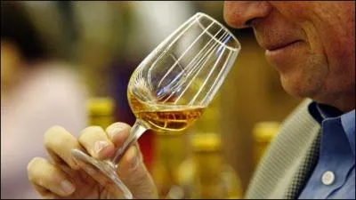 Quand on dit d'un vin qu'il est ' charnu ' cela signifie qu'il est. .