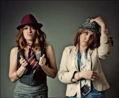 Bethany Joy Galeotti chante  plusieurs reprises des titres de son groupe Everly ... lequel n'existe pas ?