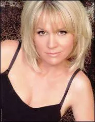 Avec qui couche Deb dans la saison 5 pendant l'anniversaire de James ?