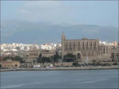 Lorsqu'on arrive prs de cette le, elle se voit du paquebot et elle impressionne !