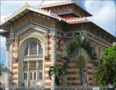 Dans quelle ville des Antilles peut-on accder  la Bibliothque Schoelcher ?