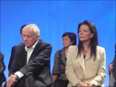 Elle surveille du coin de l'oeil