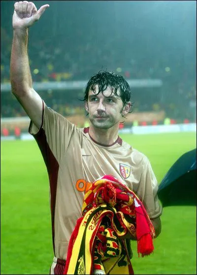 Vainqueur de la Coupe de la Ligue 1999, capitaine de l'quipe, on pense qu'il fait ses adieux au terrain en 2003, lorsqu'il reoit une norme ovation de Bollaert  la fin d'un :