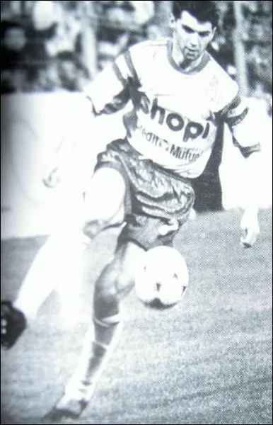 Jouant attaquant dans les quipes de jeunes, Sikora effectuera nanmoins toute sa carrire professionnelle au poste de :