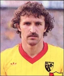Sikora a 17 ans quand il dbute en D1 sous le maillot lensois lors de la saison 85/86 face  Sochaux. Il commence  s'intgrer dans une quipe solide, o joue notamment ce champion olympique 1984 