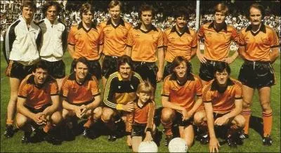 Lens termine 5me cette saison l et accde  la C3, ce qui permet  Sikora de dcouvrir la coupe UEFA en 86/87. Hlas, Lens sera sorti au 1er tour, par ce club cossais au maillot orange :