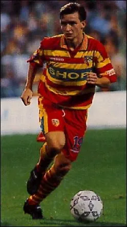 La bonne tenue des lensois leur permet de retrouver la coupe UEFA en 1995-1996. Le Slavia Prague les y limine, mais ce match permet le recrutement d'un des joueurs du club tchque.