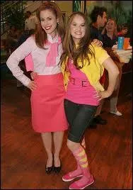 Les jeunes sont tous tudiants. Donc, qui est leur professeur ?