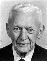 Il a t Ministre des Affaires Etrangres pendant longtemps. De qui s'agit-il ?