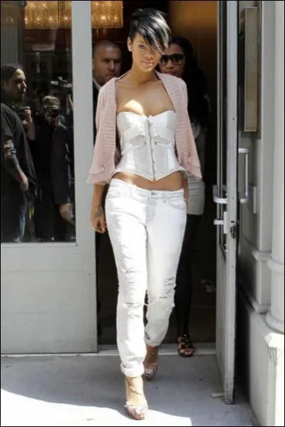 Combien mesure Rihanna ?