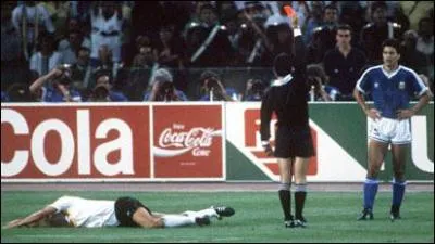 Oh, le beau plongeon ! Finale du mondial 1990, Klinsmann se vautre tout seul, effectue une ruade et trois roulades en se tenant la tte. Et a fera carton rouge pour