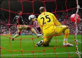 Au billard, si tu vises la boule rouge et que c'est la blanche qui rentre, tu perds. Pas au foot : En 2009 un ballon tomb des tribunes a dvi le tir de Bent au fond des filets de Reina lors de