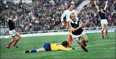 Coupe du Monde 1978, un petit milieu de terrain au front dgarni fait rver l'Ecosse le temps d'un but de folie face aux Pays-Bas. L'Ecosse sera limine, mais le mythe est rest