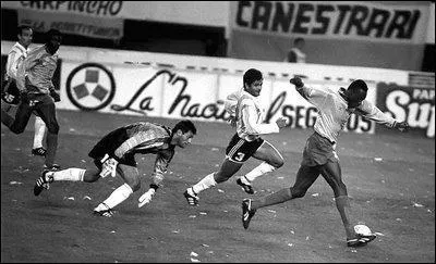 1993 : L'Argentine est invaincue depuis 33 matchs. Dans son antre du Monumental, l'Albiceleste va pourtant connatre l'une des dfaites les plus humiliantes de son histoire :