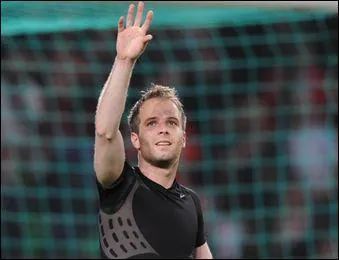 Quel est cet humoriste franais, qui s'est ml  l'quipe de Lorient victorieuse de la Coupe de France 2002, soulevant le trophe et serrant la main de Chirac ?