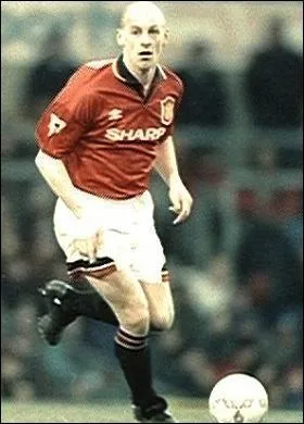Reconnaissez-vous ce rugueux stoppeur ? Il se fit remarquer par un transfert rocambolesque  Manchester United en 1996, o il ne joua que 2 matchs