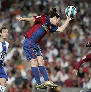 Dtail amusant : Dans sa carrire, Messi a marqu deux buts trs similaires  ceux de Maradona contre l'Angleterre en 1986, mais c'tait contre :