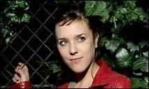 Comment se prsente-t-elle dans le groupe hard rock 'La fille de la boulangre' ?