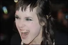 Dans quel quartier de Paris chante-t-elle ?