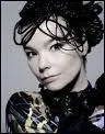 Bjrk est une chanteuse excentrique de nationalit ...
