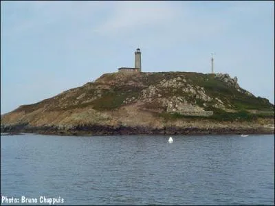 Quelle le d'une superficie de 310 ha est la plus grande le du golfe du Morbihan ?
