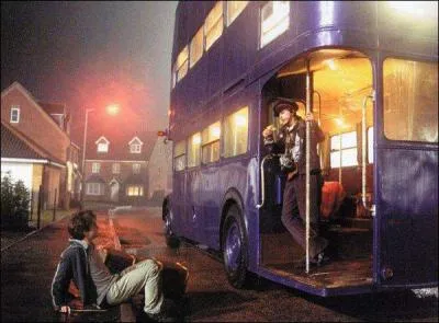 Avec quel moyen de transport Harry Potter se sauve-t-il de la maison des Dursley ?