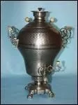 Prpar dans une bouilloire somptueuse, le samovar, comment est servi le th ?