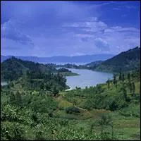 A prs de 1500m d'altitude, le lac Kivu fait partie des Grands Lacs d'Afrique. Il est situ entre la RD du Congo et le Rwanda. Au milieu de ce lac se trouve Idjwi qui est :