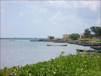 Lac peu profond de l'Ouganda, le lac Kyoga est aliment par le Nil Blanc qui s'appelle  cet endroit :