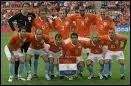 Quel pays d'Europe porte le maillot Orange au football ?