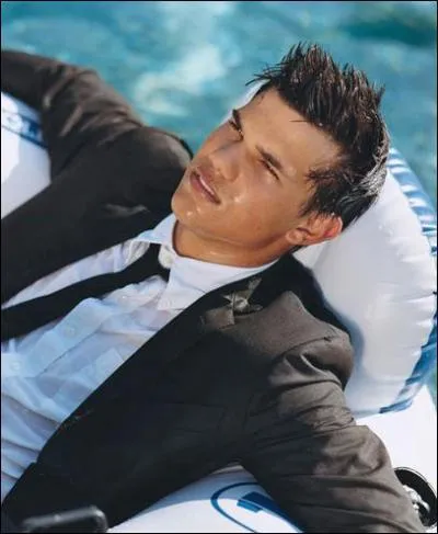 En 2010, comment s'appelait le film qu'il a jou avec Taylor Swift (le titre anglais) ?