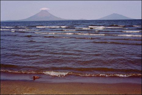 Le lac Nicaragua est le 3ème plus grand lac d'Amérique latine. Entièrement sur le territoire du Nicaragua, c'est l'un des plus grands lacs d'eau douce du monde. Le fleuve San Juan le relie à la mer :
