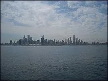 Le lac Michigan est le seul des Grands Lacs d'Amrique du Nord  s'tendre entirement sur le territoire des Etats-Unis. Quelle grande ville est btie sur sa rive sud-ouest ?