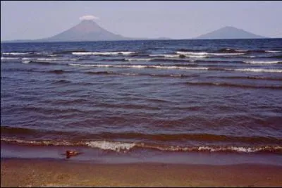 Le lac Nicaragua est le 3me plus grand lac d'Amrique latine. Entirement sur le territoire du Nicaragua, c'est l'un des plus grands lacs d'eau douce du monde. Le fleuve San Juan le relie  la mer :