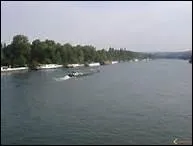 Sous le pont Mirabeau coule la Seine, et nos amours...