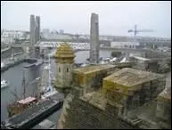 Il pleuvait sans cesse sur Brest ce jour-l, et tu marchais souriante...