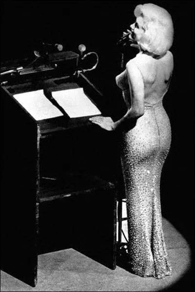 Pour quelle personne Marilyn avait-elle chant 'Happy birthday to you' trs sensuellement ?