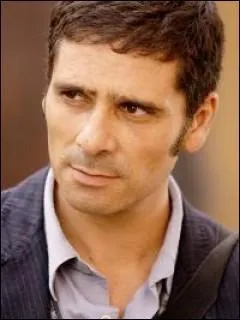 Pascal Elb - En 2007, dans quel film partage-t-il l'affiche avec Kad Merad, Philippe Noiret et Mathilde Seigner ?