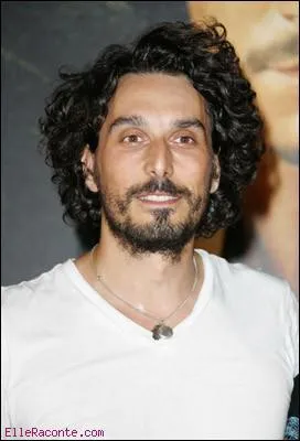 Vincent Elbaz - En 2010, il est  l'affiche du film 'Comme les cinq doigts de la main', quel chanteur franais joue le rle de son grand frre ?