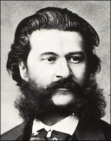 Quel type de musiques dansantes les membres de la famille Strauss (pre et fils) ont-ils compos le plus souvent ?