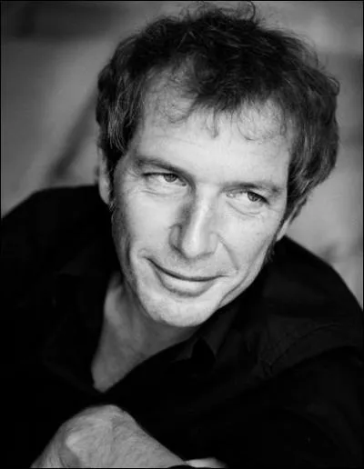 N  Brest en 1964, ce chanteur a sorti un album en appel : Finistriens, c'est ... .