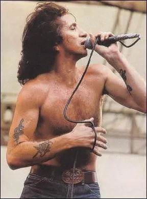 Ancien chanteur de AC/DC, il a marqu ce groupe. Est-il mort  27 ans ?
