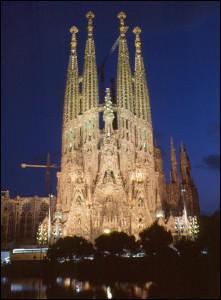 Dans quel pays se trouve la Sagrada Familia , une immense cathdrale de l'architecte Antoni Gaudi ?
