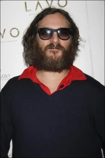 Qui se cache sous cette abondante barbe ?