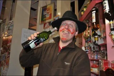 De quelle origine est le patron de l'estaminet prfr des Sostraniens ?