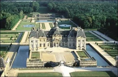 Ce château, chef-d'œuvre classique, impressionna Louis XIV et lui inspira même la construction de Versailles. Pourtant, il fit jeter en prison Nicolas Fouquet le propriétaire imprudent qui voulait flamber.
