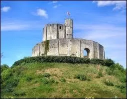 La forteresse de Gisors est construite sur une motte féodale dans le Vexin normand. Ce lieu connut un regain d'intérêt après la guerre quand le gardien a retrouvé enfoui à 21 m sous le donjon ------------.